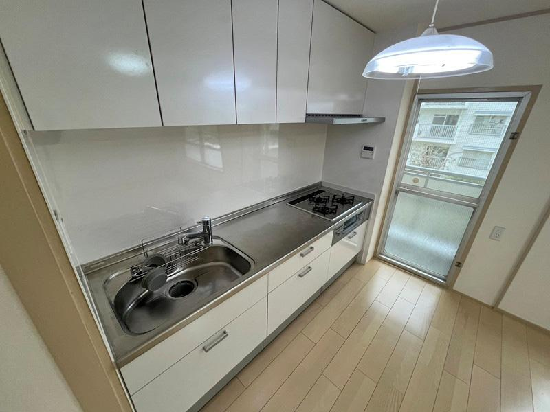 香里三井H住宅99号棟のキッチン|システムキッチン　３つ口ビルトインコンロ
■物件内覧・資金計画相談・住宅ローン相談、リフォーム相談、お問合せ受付中■
※当日・翌日のご内覧、ご相談はお電話でのお問合せがスムーズです！