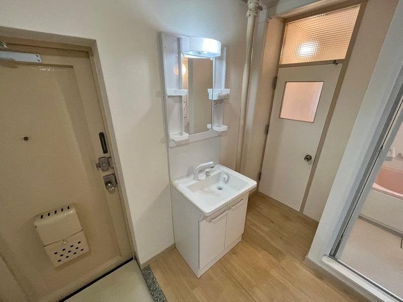 香里三井H住宅99号棟の脱衣所|洗面化粧台
■物件内覧・資金計画相談・住宅ローン相談、リフォーム相談、お問合せ受付中■
※当日・翌日のご内覧、ご相談はお電話でのお問合せがスムーズです！