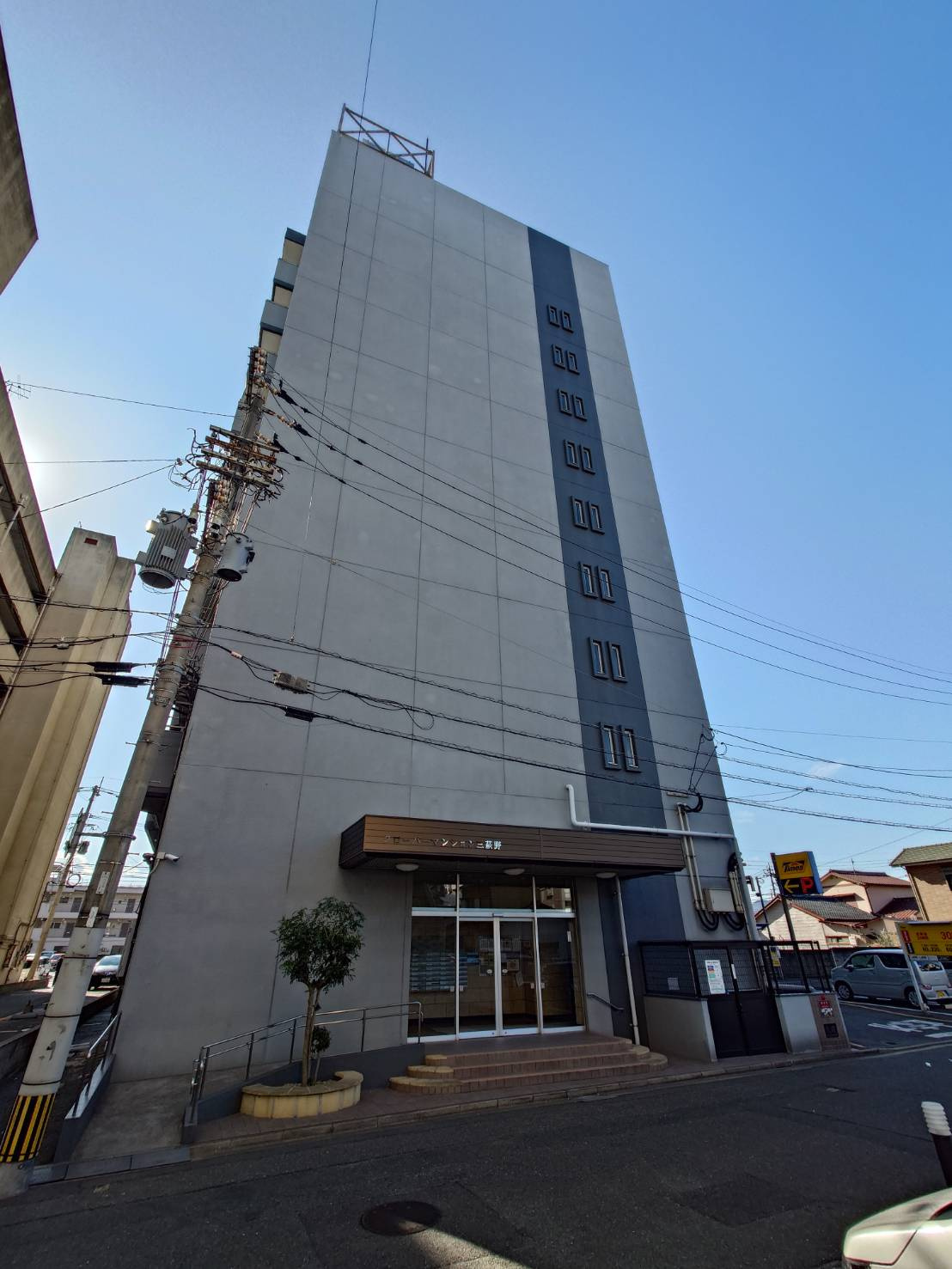 クローバーマンション三萩野の外観|【令和7年2月3日撮影　小倉北区中古マンション】
マンションの周辺には月極駐車場が複数あります