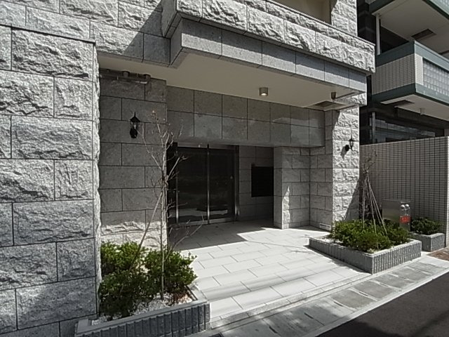 神戸市兵庫区湊町３丁目の賃貸マンションのエントランス