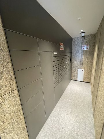 ザ・パークハウス三田ガーデン　タワー棟のロビー|宅配BOX