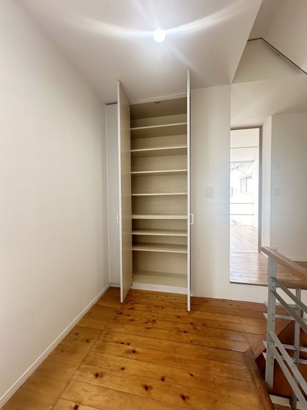 南青山4丁目戸建のその他|2階ホール（書庫）