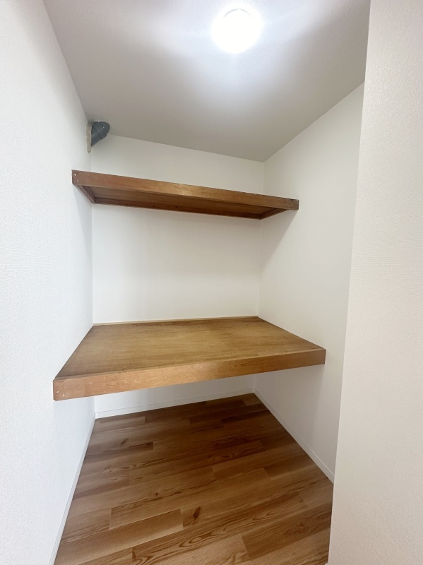 南青山4丁目戸建の収納|リビング収納