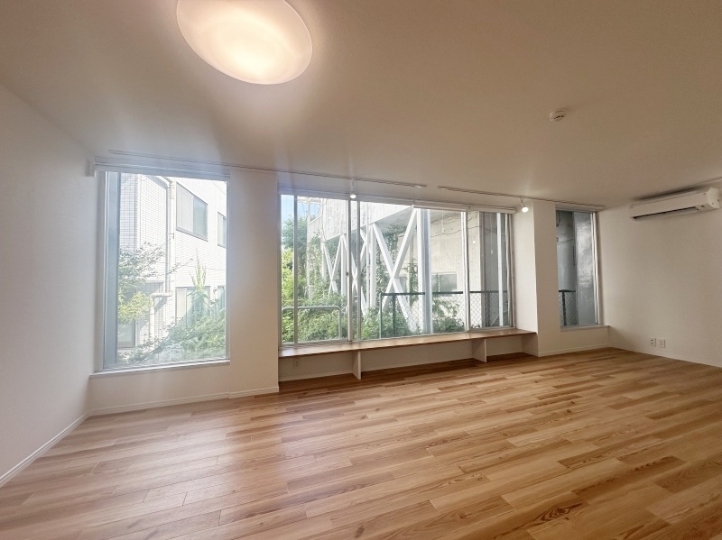 南青山4丁目戸建の居間・リビング