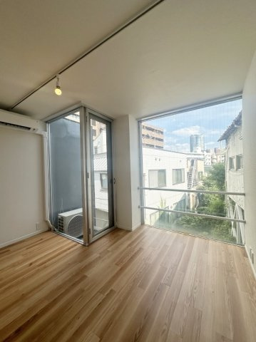 南青山4丁目戸建の洋室