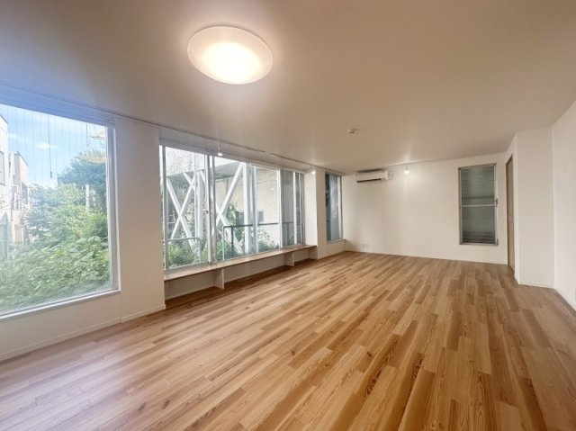 南青山4丁目戸建の居間・リビング