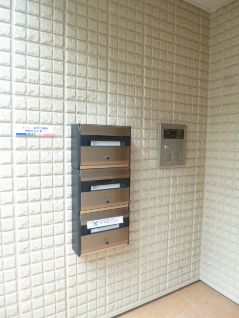 フラット 市ヶ谷仲之町のエントランス|メールボックス完備☆