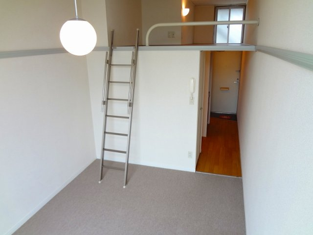 落ち着いて過ごせるお部屋なので、寝室にいかがでしょうか