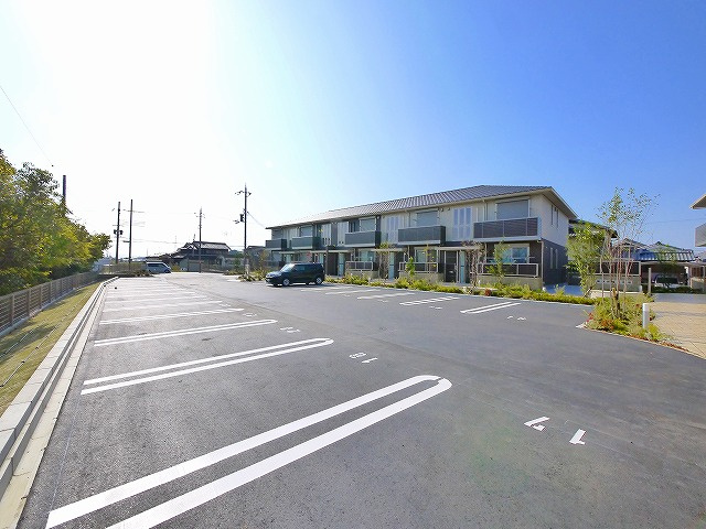 シャーメゾン田原本の駐車場|駐車場があるので、車を買う予定の方も安心です