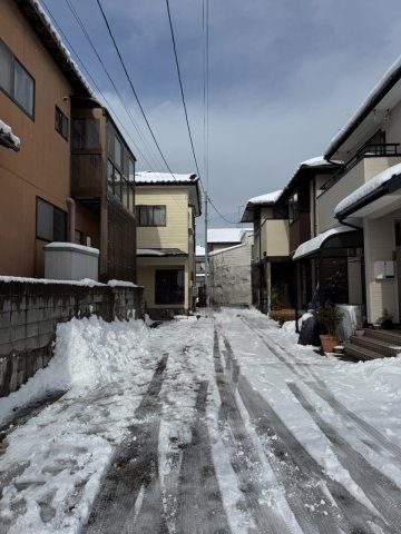 中央区鳥屋野一丁目　中古戸建の前面道路含む現地写真