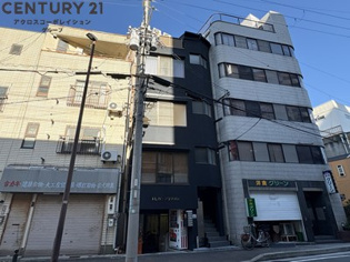 １階に商業施設が入っています