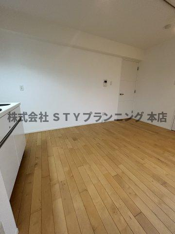 仲介手数料０円！ＣＯＺＹ阿由知通の居間・リビング