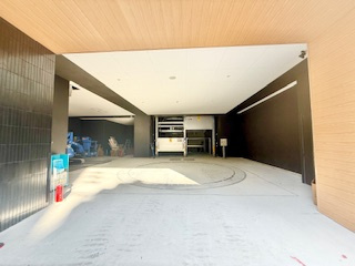 コンフォリア・リヴ本町WESTQの駐車場