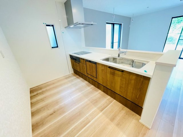 豊田市秋葉町第1　新築分譲住宅　全2棟　1号棟のキッチン|広いシステムキッチンでお子様と一緒にお料理もできます。