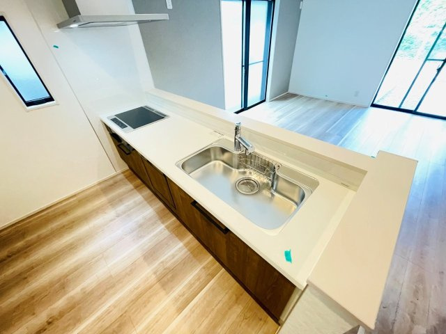 豊田市秋葉町第1　新築分譲住宅　全2棟　1号棟のキッチン|浄水器一体型水栓です。