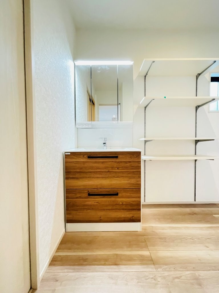 豊田市秋葉町第1　新築分譲住宅　全2棟　1号棟の独立洗面台|三面鏡仕様の洗面台！鏡の裏は収納になっています♪