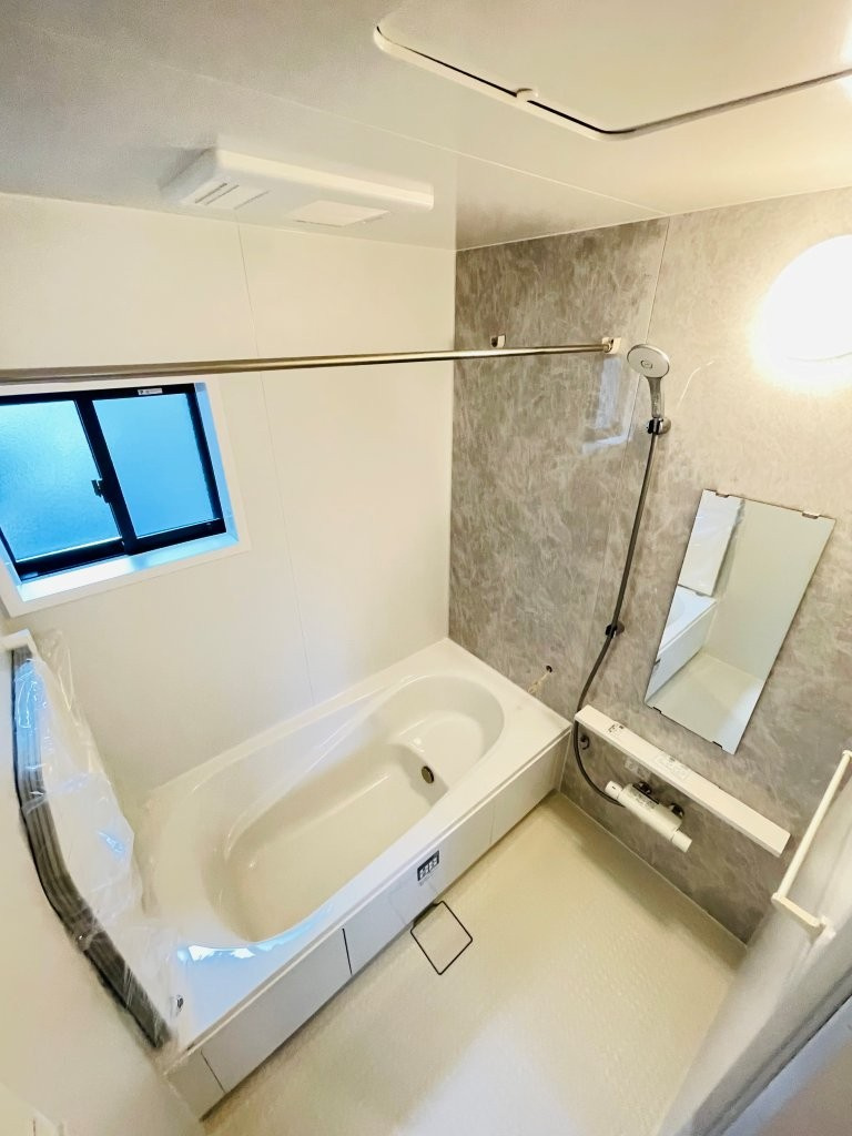 豊田市秋葉町第1　新築分譲住宅　全2棟　1号棟の浴室|１坪タイプのユニットバス！浴槽は断熱材入りでお湯が冷めにくいです♪浴室乾燥機で梅雨の時期は洗濯物を乾かせます！