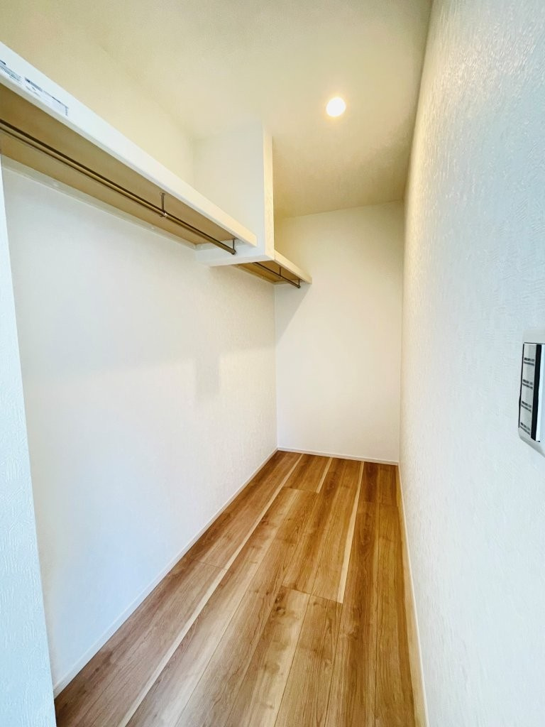 豊田市秋葉町第1　新築分譲住宅　全2棟　1号棟の収納|居室にはウォークインクローゼットを完備。家族の衣類がスッキリ片付きます♪