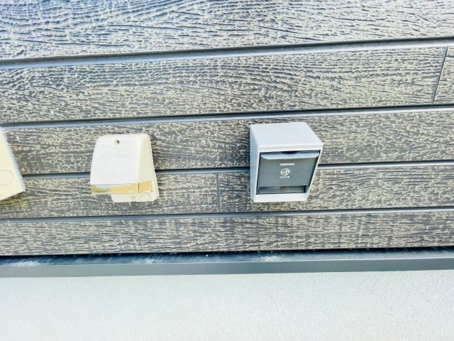 豊田市秋葉町第1　新築分譲住宅　全2棟　1号棟の発電・温水設備|洗車時や防犯カメラの設置、電気自動車の充電にも使える屋外電源付き。