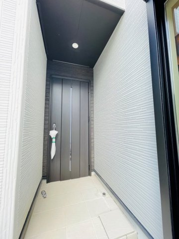豊田市秋葉町第1　新築分譲住宅　全2棟　1号棟の玄関|玄関ポーチがあるので、雨の日でも濡れることがなくドアの開け閉めができます。