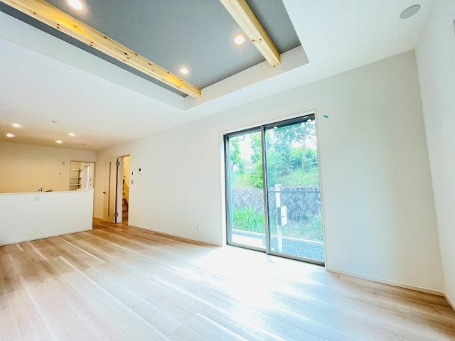 豊田市秋葉町第1　新築分譲住宅　全2棟　2号棟の居間・リビング|どこにいても家族の顔が見える、明るく開放的なLDK。