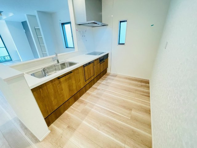 豊田市秋葉町第1　新築分譲住宅　全2棟　2号棟のキッチン|広いシステムキッチンでお子様と一緒にお料理もできます。