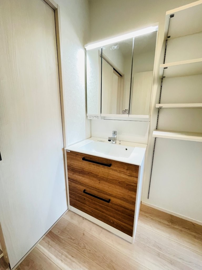 豊田市秋葉町第1　新築分譲住宅　全2棟　2号棟の独立洗面台|三面鏡仕様の洗面台！鏡の裏は収納になっています♪