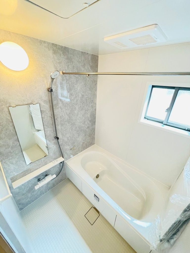 豊田市秋葉町第1　新築分譲住宅　全2棟　2号棟の浴室|１坪タイプのユニットバス！浴槽は断熱材入りでお湯が冷めにくいです♪浴室乾燥機で梅雨の時期は洗濯物を乾かせます！