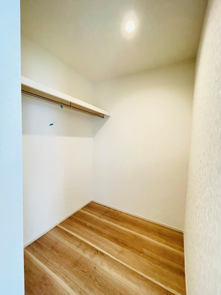 豊田市秋葉町第1　新築分譲住宅　全2棟　2号棟の収納|居室にはウォークインクローゼットを完備。家族の衣類がスッキリ片付きます♪