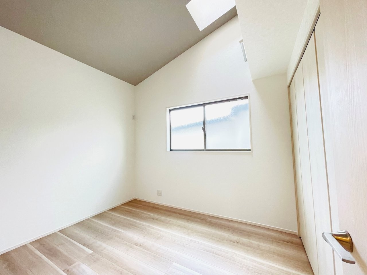 豊田市秋葉町第1　新築分譲住宅　全2棟　2号棟の洋室|お陽さまの光とさわやかな風をたっぷりとりこめます。室内はいつも明るい印象なので気持ちの良い朝を迎えられます