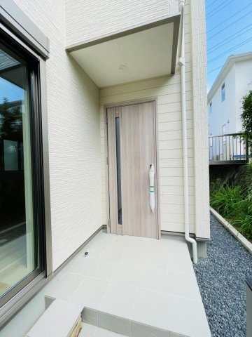 豊田市秋葉町第1　新築分譲住宅　全2棟　2号棟の玄関|玄関ポーチがあるので、雨の日でも濡れることがなくドアの開け閉めができます。
