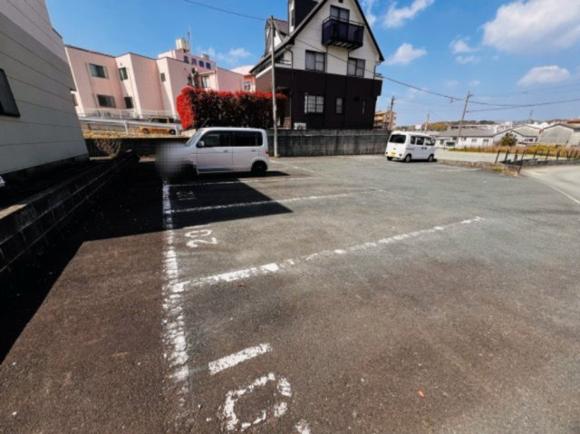 メイプル新代の駐車場