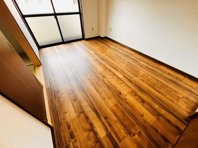 メイプル新代の洋室