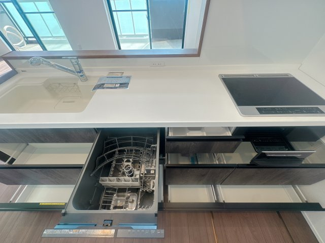 【キッチン】 | コアマンションルネス空港東☆仲介手数料無料☆ | キッチンは食器洗浄乾燥機付きで機能的♪お洒落なキッチンに気分も上がります♪毎日使う場所だからこそ、こだわりたいですね。