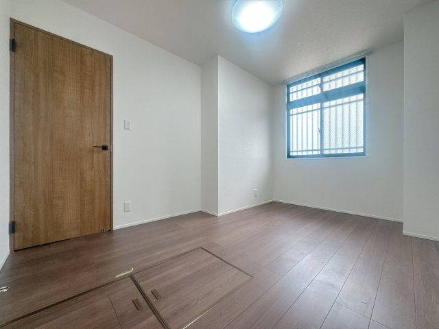 【洋室】 | コアマンションルネス空港東☆仲介手数料無料☆ | 一人ひとり快適な空間は違うからこそ、家具の配置もアレンジしやすいシンプルなデザインに。