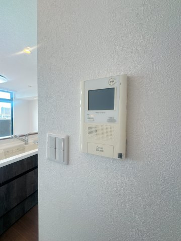 【防犯設備】 | コアマンションルネス空港東☆仲介手数料無料☆ | 「見える安心」をカタチにしたモニター付きインターホン。お子様の留守番時にも安心です。