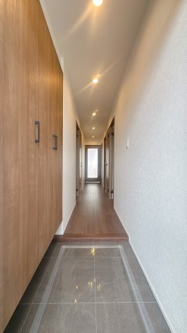 【玄関】 | コアマンションルネス空港東☆仲介手数料無料☆ | 玄関は光沢のある床材で、汚れもとても落としやすい。こういうちょっとした気遣いが長く住むと効いてくるんです。