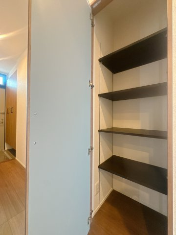 【収納】 | コアマンションルネス空港東☆仲介手数料無料☆ | 適度な高さで仕切られた「段」が実用的でいいですね♪