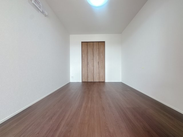 【洋室】 | コアマンションルネス空港東☆仲介手数料無料☆ | 可動間仕切りは、ときに広く使ったり、区切って使ったりと選ぶ自由が持てるんです♪リビングと一体で使うともっと広々♪