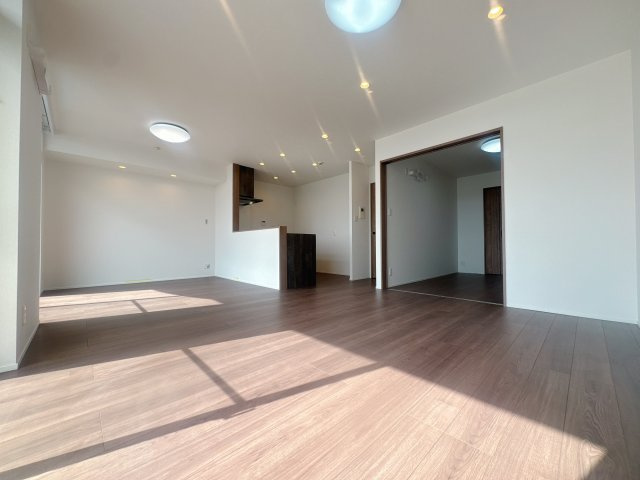 【居間・リビング】 | コアマンションルネス空港東☆仲介手数料無料☆ | 機能性とデザイン性を両立させた、リノベーション物件ならではの素敵な室内。実際に見てみるとそれがよく分かります♪