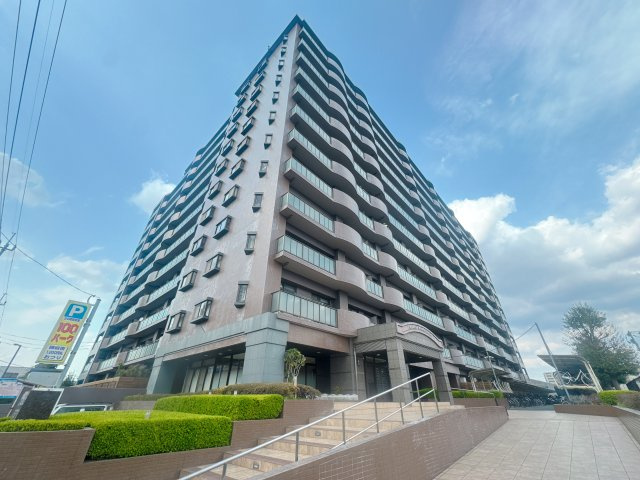 【外観】 | コアマンションルネス空港東☆仲介手数料無料☆ | 青空にも夕焼けにも映える、そんなたたずまい。ここで新生活スタートさせてみませんか♪