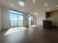 【居間・リビング】 | コアマンションルネス空港東☆仲介手数料無料☆ | ゆっくりくつろげるLDKは大きな窓からたっぷりの日差しが取り込める心地の良い空間。日中は明かりが無くても過ごせます。