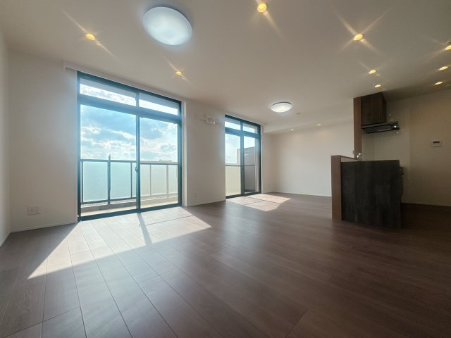 【居間・リビング】 | コアマンションルネス空港東☆仲介手数料無料☆ | ゆっくりくつろげるLDKは大きな窓からたっぷりの日差しが取り込める心地の良い空間。日中は明かりが無くても過ごせます。