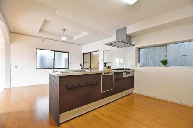 西宮市苦楽園四番町中古戸建│4LDKのキッチン|対面式キッチンは料理中も家族との対話が弾みます。