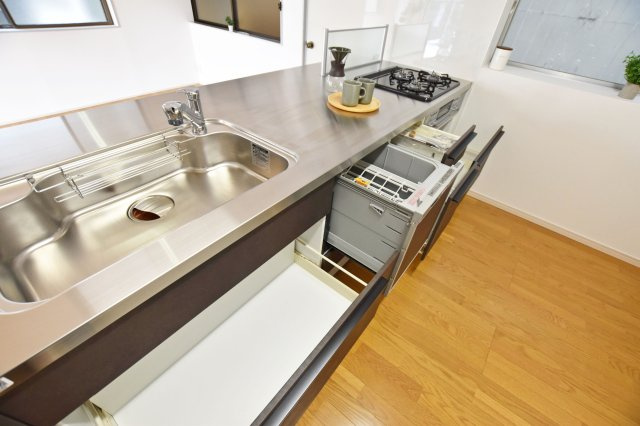 西宮市苦楽園四番町中古戸建│4LDKのキッチン|食洗器付きキッチンは食事後の片づけもスムーズにできます。