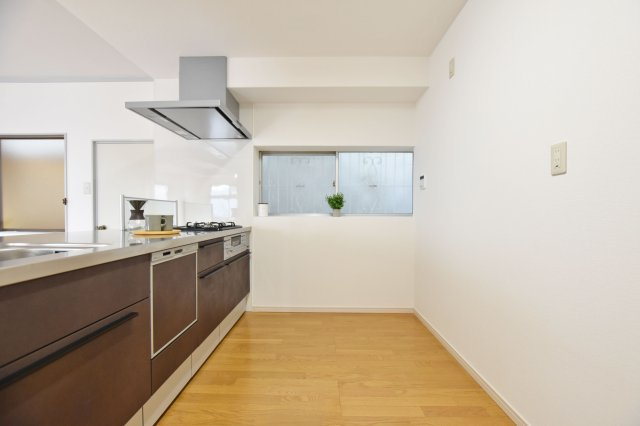 西宮市苦楽園四番町中古戸建│4LDKのキッチン|オープンタイプのキッチン横には窓がついているのでお料理中の煙もすぐに換気できます。