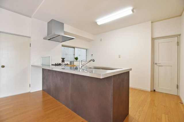西宮市苦楽園四番町中古戸建│4LDKのキッチン|オープンタイプの対面式キッチンが入っているので開放的な空間になっています。