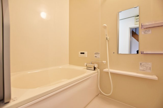 西宮市苦楽園四番町中古戸建│4LDKの浴室|一日の疲れを癒してくれるシステムバスです。
