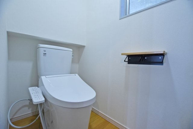 西宮市苦楽園四番町中古戸建│4LDKのトイレ|温水洗浄便座付きトイレになります。