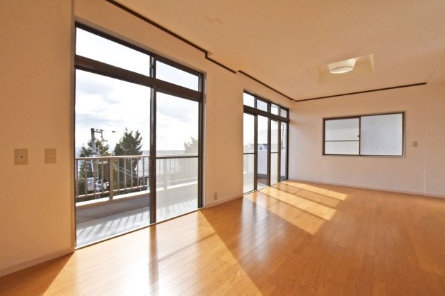 西宮市苦楽園四番町中古戸建│4LDKの洋室|主寝室想定（14帖）は自然光が差し込む空間です。